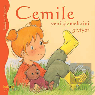 Cemile Yeni Çizmelerini Giyiyor